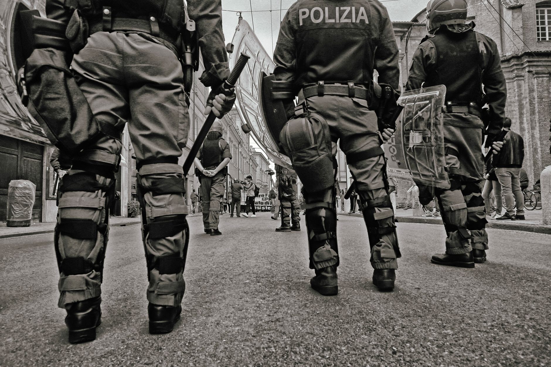 Cuneo, controlli della Polizia: 574 identificati e 5 attività sanzionate